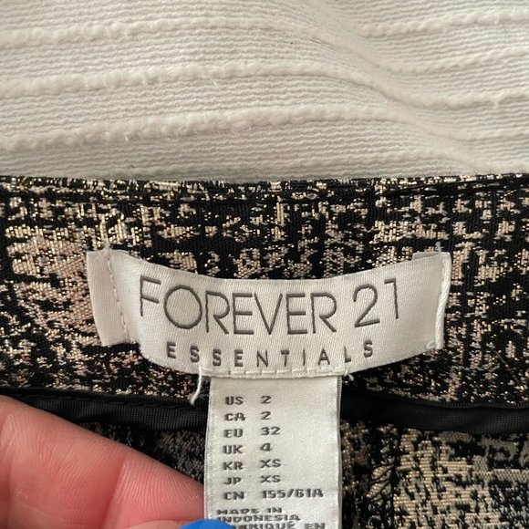 Forever 21 Black and Gold Cropped Pants - Picture 6 of 6